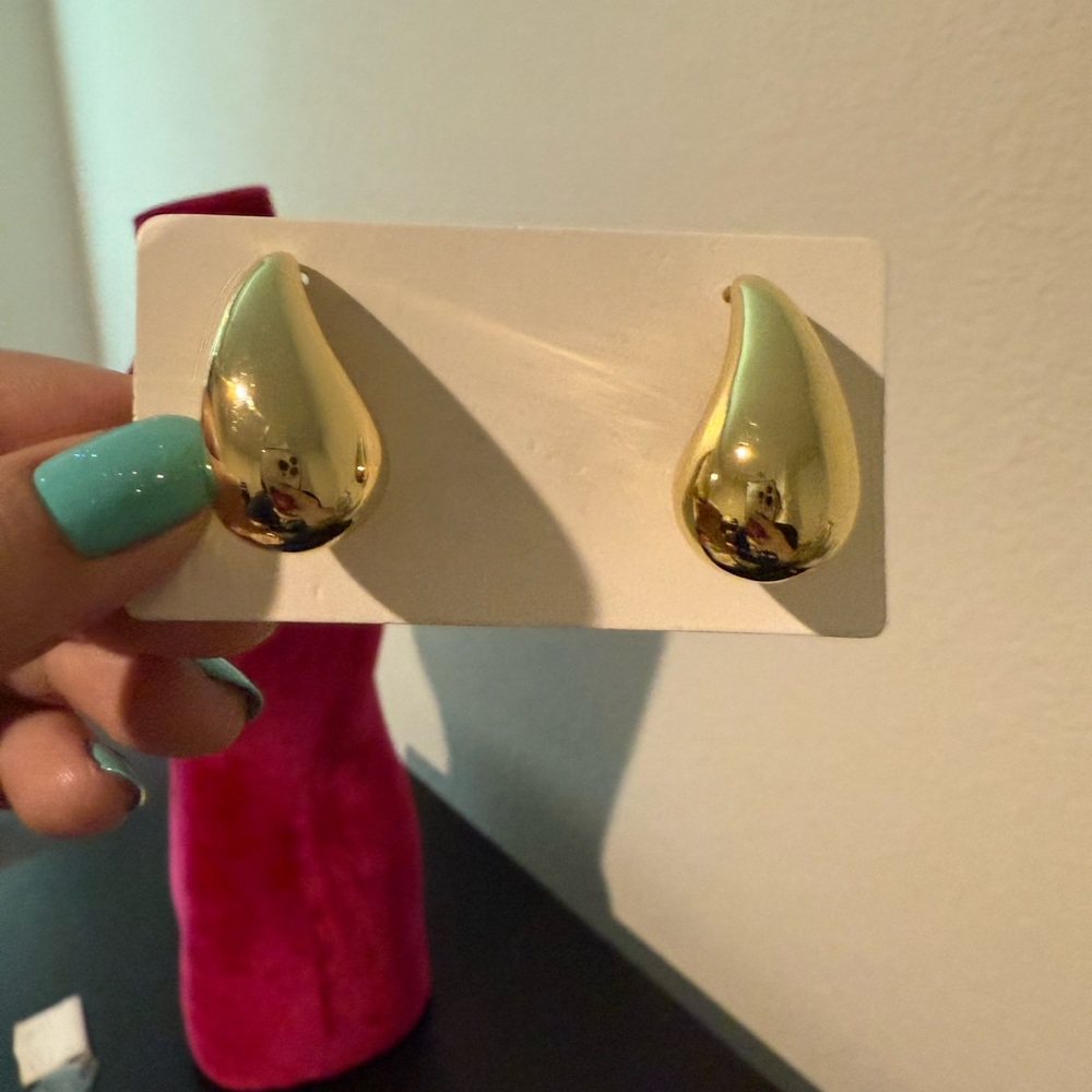 Trendy Gold Teardrop Stud Earrings - Picture 2 of 5
